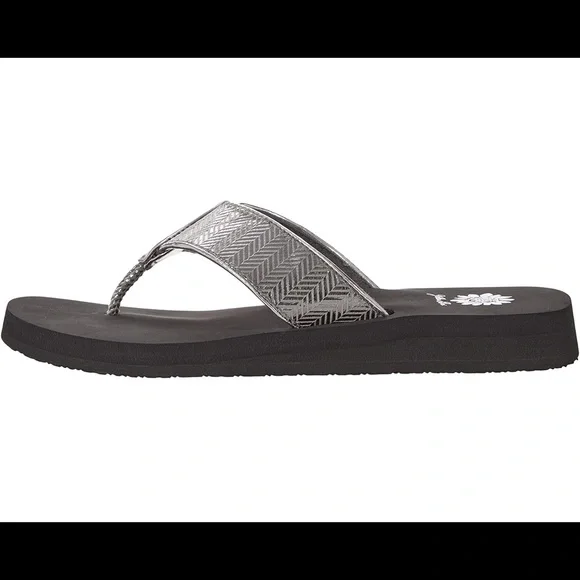 Yellow box flip flops Fahima color pewter medium width New in box - Picture 1 of 6